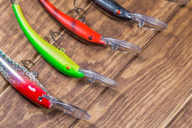 Dönen yemler ahşap arka planda