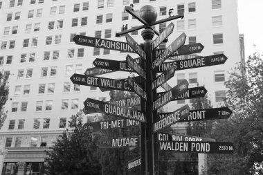 Portland şehir merkezindeki Pioneer Meydanı tabelasının tek renkli fotoğrafı.