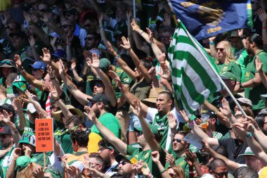 ABD, Oregon, Portland - 16 Nisan 2018: futbol maçı izlerken futbol taraftarları