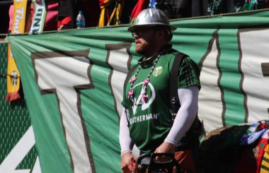 ABD, Oregon, Portland - 16 Nisan 2018: futbol maçı izlerken futbol taraftarları