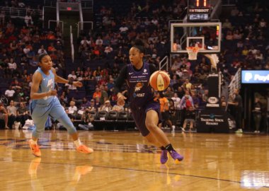Talking Stick Resort Arena'da Phoenix Mercury için Britann Ocak bekçi 7 Temmuz 2019.