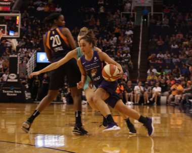 Phoenix, Arizona, Amerika Birleşik Devletleri - 15 Ağustos 2019 : Talking Stick Resort Arena'da Phoenix Mercury için Leilani Mitchell koruma 