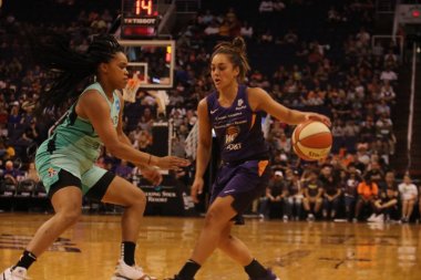 Phoenix, Arizona, Amerika Birleşik Devletleri - 15 Ağustos 2019 : Talking Stick Resort Arena'da Phoenix Mercury için Leilani Mitchell koruma 
