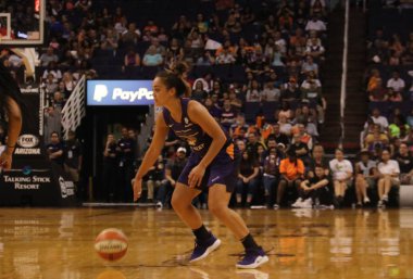 Phoenix, Arizona, Amerika Birleşik Devletleri - 15 Ağustos 2019 : Talking Stick Resort Arena'da Phoenix Mercury için Leilani Mitchell koruma 