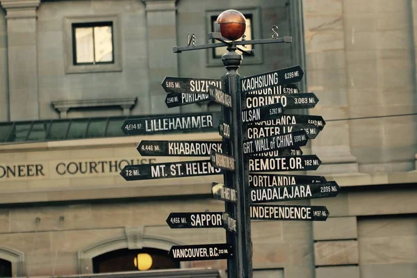 Portland, Oregon Pioneer Adliye Meydanı işareti.