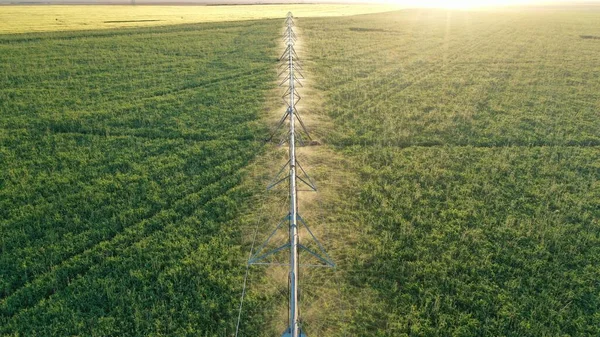 Les Systèmes Irrigation Pivot Central Fonctionnent Dans Les Champs Agricoles Images De Stock Libres De Droits