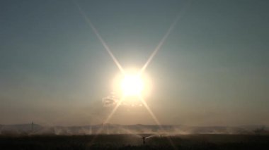 Sulama sistemi gün batımında çim tarlasında çalışıyor. - Evet. Bahar ve gün batımı manzarası.