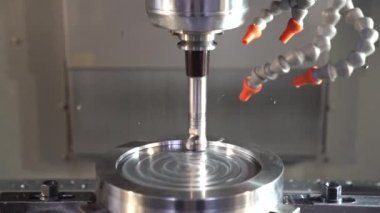 Cnc değirmen makinesi dikey çalışıyor.
