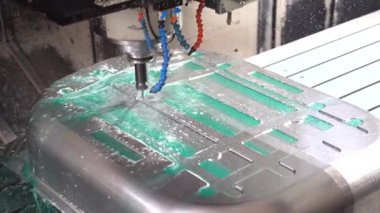Cnc değirmen makinesi dikey çalışıyor.