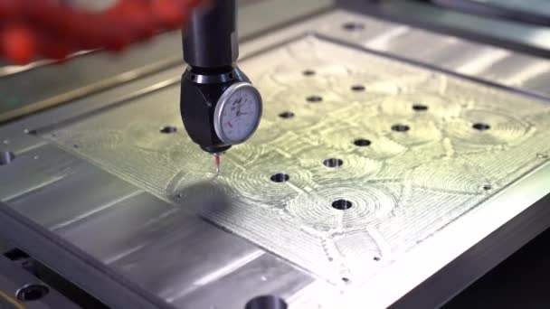 Fraiseuse CNC fonctionne verticalement . — Video