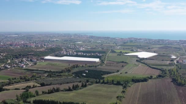 O casă fierbinte pe teren. lovitură aeriană . — Videoclip de stoc