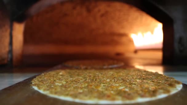 Готуємо турецький лахмакеб у хлібній печі. Крупним планом постріл . — стокове відео