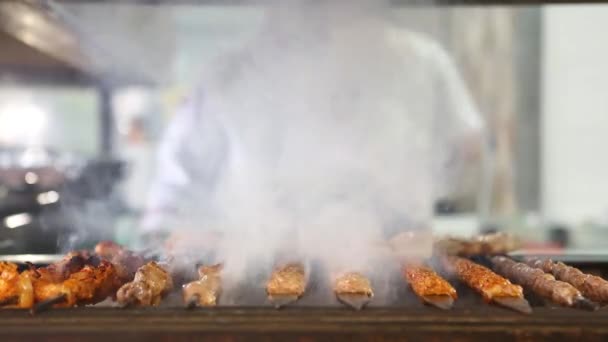 Cocinar kebab turco a la parrilla en el fondo del restaurante. Primer plano. . — Vídeos de Stock