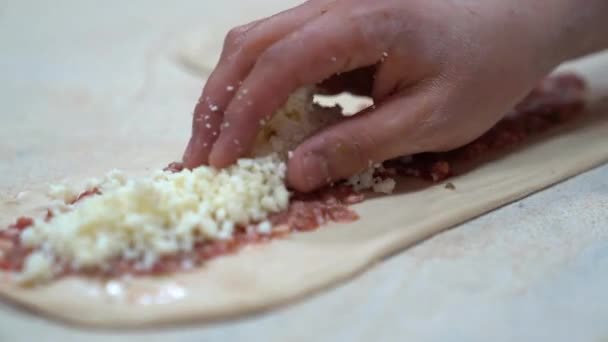 Hacer un pan con carne. Comida turca. Primer plano . — Vídeos de Stock