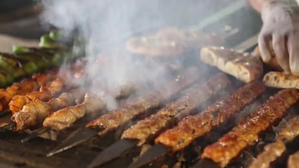 Cocinar kebab turco a la parrilla en el fondo del restaurante. Primer plano. . — Vídeos de Stock