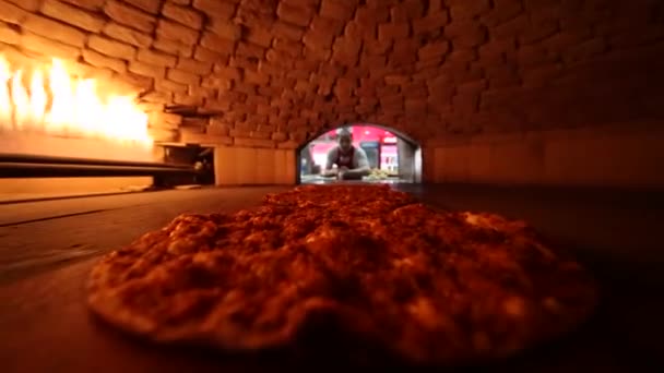 トルコ式のラハムンケバブをパンオーブンで調理します。クローズアップショット. — ストック動画