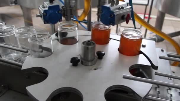 A mézkészítés folyamata. Öntök, mézet töltök az üvegbe. immunrendszer Ipari élelmiszer. — Stock videók