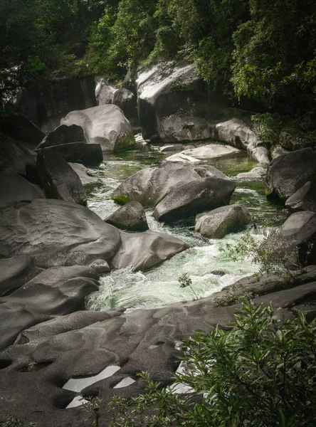 Un arroyo serpentea a través de las rocas de Babinda — Foto de Stock