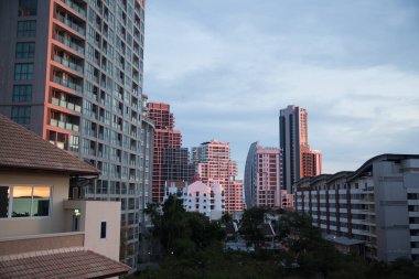 Pratumnak, Pattaya 'da günbatımı. Gün batımı çatıda. Gün batımında Pattaya şehir manzarası. Pratumnak 'ın gökdelenleri, Pattaya.