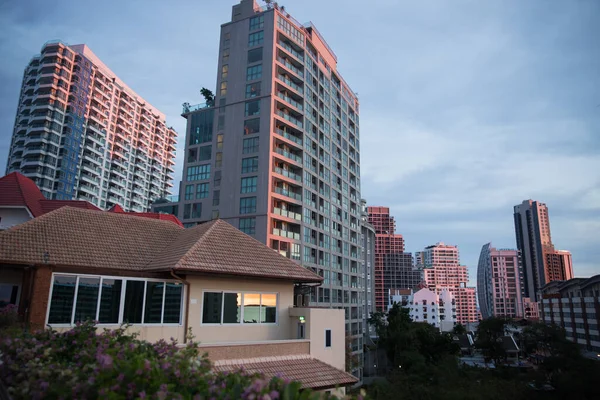 Pratumnak, Pattaya 'da günbatımı. Gün batımı çatıda. Gün batımında Pattaya şehir manzarası. Pratumnak 'ın gökdelenleri, Pattaya.