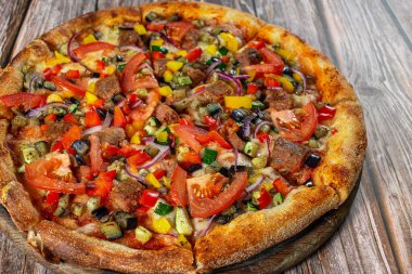 Kabaklı ev yapımı vejetaryen pizza, tatlı biber ve patlıcan. 