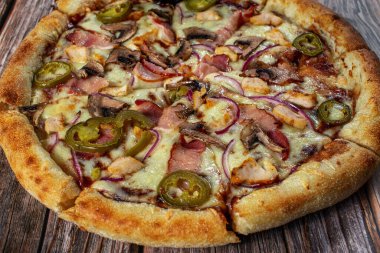 Amerikan pizzası ve tavuk bbq