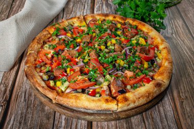 Domatesli vejetaryen pizza, kabak, tatlı biber, patlıcan ve taze otlar.