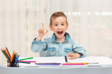 Küçük okul öncesi çocuk duygusal tepki veriyor. Yaratıcı çocuk.