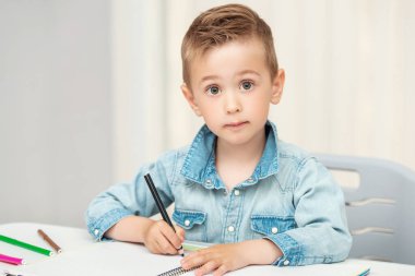 Çocuk yalnızlığı, evde eğitim, sosyal uzaklık.