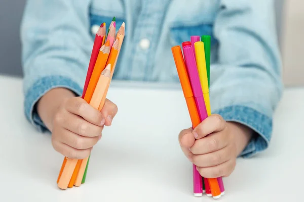 A child holds a felt pens and pencils. School concept — Stock Photo, Image