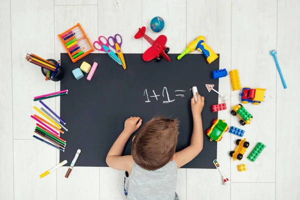 Little boy learning to write numbers. Learning math — Stock Photo, Image