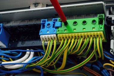 Yer kablosu bağlayan işçiler, topraklama