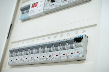 Dairede farklı modüler elektrik cihazları var.