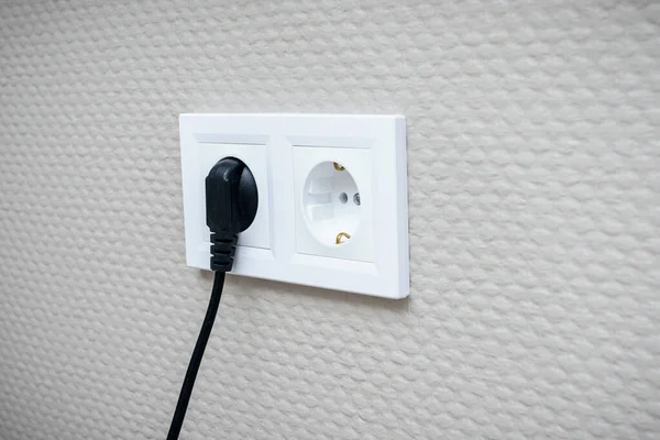 Fio e tomada de parede branca, dispositivo elétrico — Fotografia de Stock