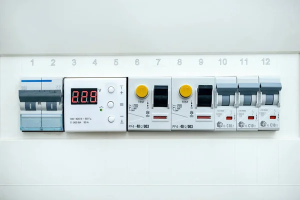 Uma gama de diferentes dispositivos elétricos modulares no compartimento — Fotografia de Stock