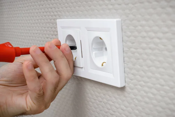 Eletricista montando tomadas elétricas em casa. Instalação profissional — Fotografia de Stock