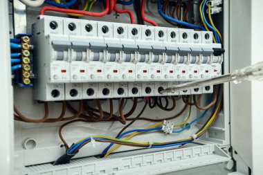 Elektrikçi kalkanı test ediyor. Otomatlı elektrik santrali.