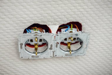 Kapağı olmayan prizler takıldığında. Elektrik prizlerinin profesyonel kurulumu