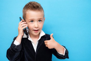 Takım elbiseli şık bir iş adamı cep telefonuyla konuşuyor ve onayını veriyor.