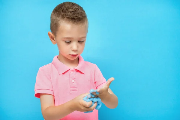 Lindo divertido chico con exprimido azul limo —  Fotos de Stock