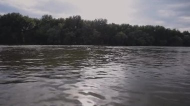 Gün batımından önce nehir. Nehirde güzel bir akşam