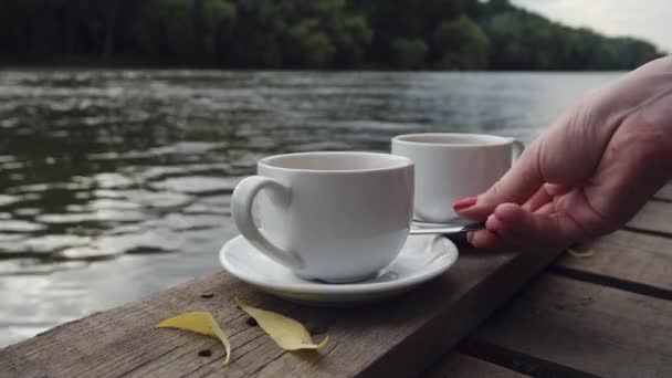 Großaufnahme einer Mädchenhand, die Kaffee in einer Tasse mixt. Kaffee am Morgen. — Stockvideo