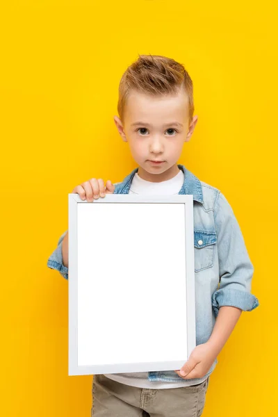 Criança séria segurando quadro branco com espaço de cópia para certificado de texto ou diploma — Fotografia de Stock