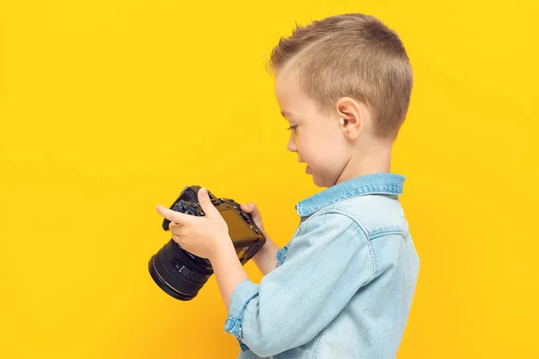 Adorable niño estudia la cámara digital —  Fotos de Stock