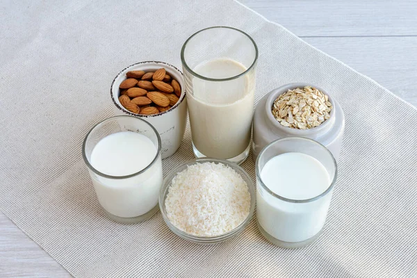 감미료가 들어 있는 여러 종류의 야채 우유가 들어 있는 음료 — 스톡 사진