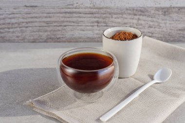 Keçiboynuzu ve keçiboynuzu kafeinsiz tozdan iç.