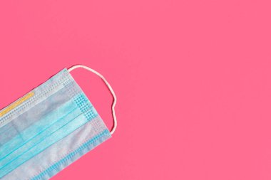 Pembe arka planda tıbbi yüz maskesi