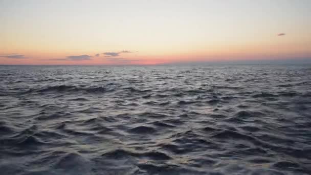 Paisaje paisaje horizonte antes del amanecer sobre el mar . — Vídeo de stock