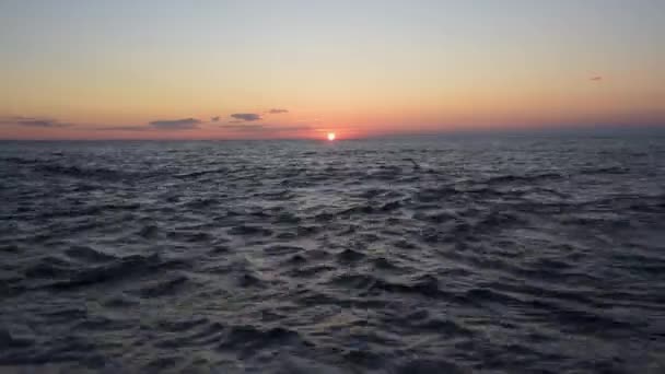 Ускоренное видео. Восход солнца над беспокойным морем — стоковое видео