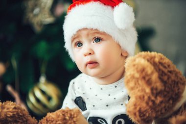 Noel şapkalı güzel bir bebeğin yakın plan portresi.